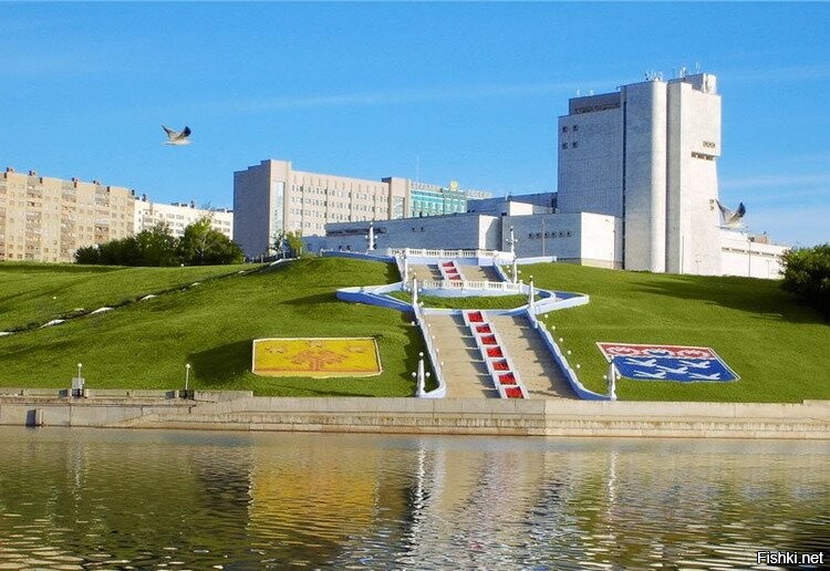 Искаженный микроплёнкой
ГУМ стал маленькой избёнкой
И уж вспомнить неприлично, чем предстал театр МХАТ