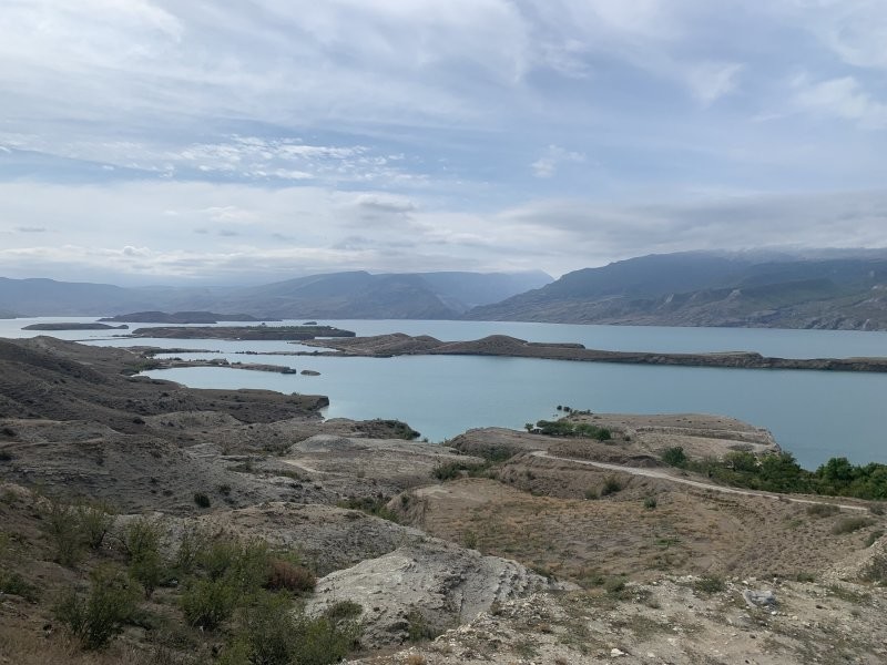 Вид с воздушного шара на Чиркейское водохранилище, которое разделяет Сулакски...