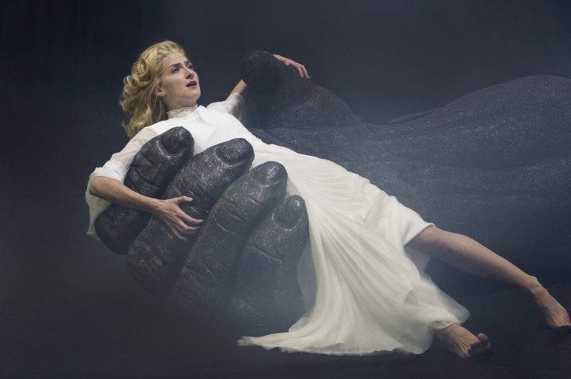 Это женский диван.