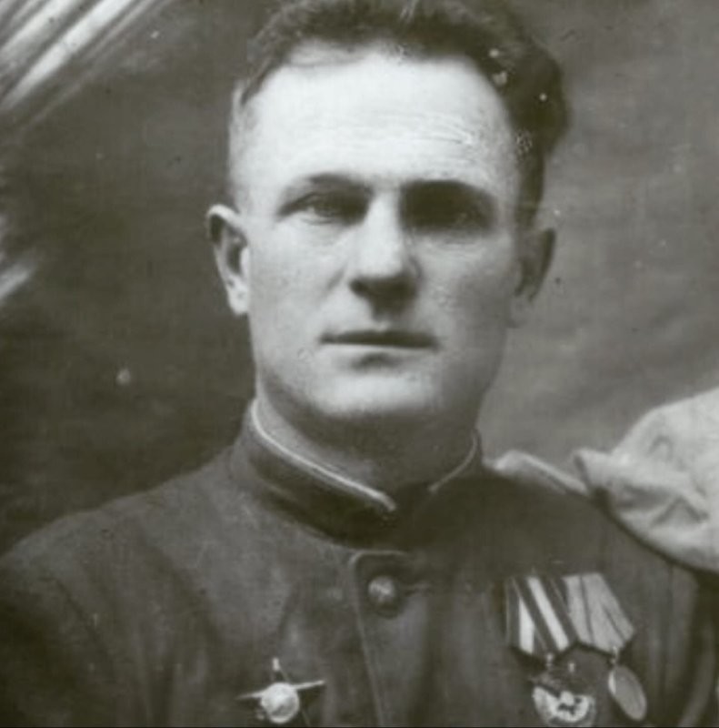 Дедушка очень любил эту песню.
До слёз