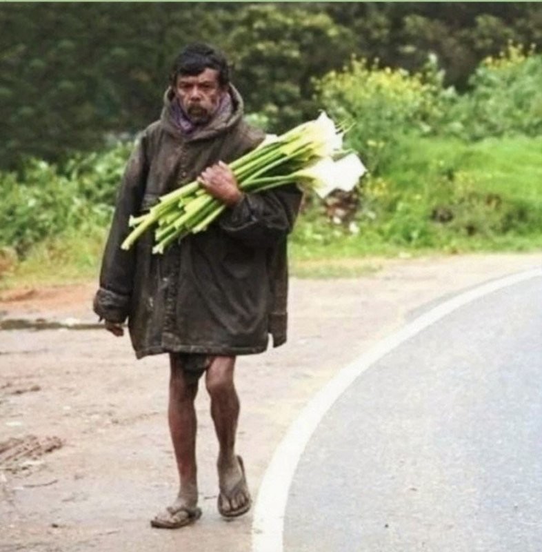 Любимая!
Я мучил вас,
У вас была тоска
В глазах усталых:
Что я пред вами напоказ
Себя растрачивал в скандалах...