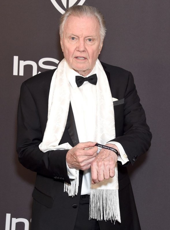 Это не ее отец. Её отец - Джон Войт.