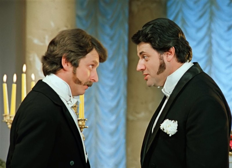 Да, он встречал там еще...
Сэра Весело-Пессдунского фон Задунайского...
Кстати он постил эту новость тут...
- Сэр, сэр, сэр...
А Пол ему отвечает:
- Тамбовский волк тебе сэр, В сад пшел, Мыкола..!
...
Такие комические куплеты от Маккартни...