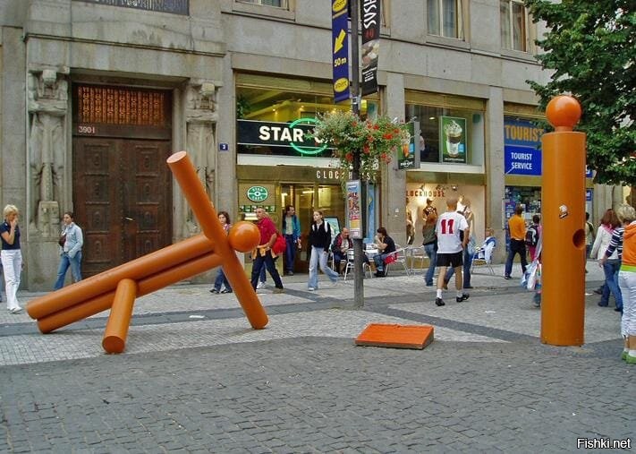 Полный кадр. "Скульптура" в Праге. Называется «Мужчина и женщина».