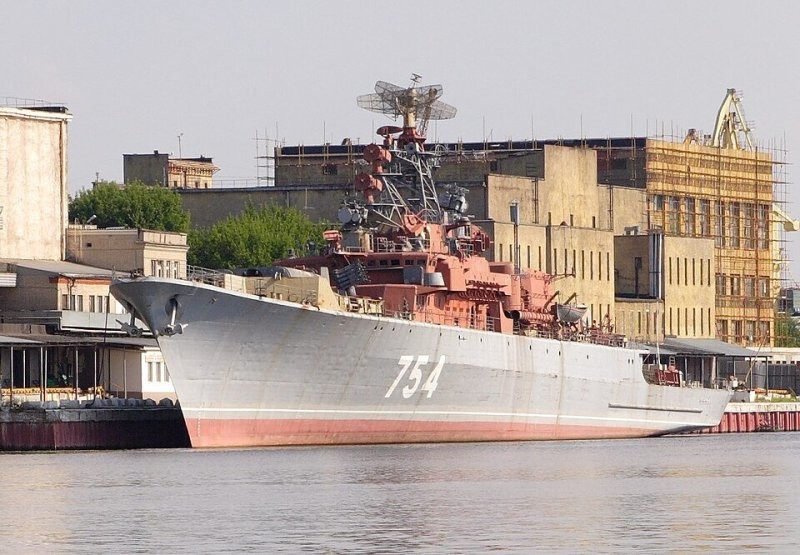 В 90е у нас был любимый буксир, по которому лазали после школы. Долгое время около хладокомбината, ближе к речному вокзалу, стоял боевой корабль "Дружный"