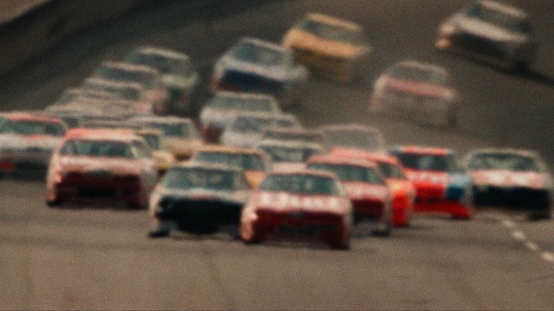Том Круз и Николь Кидман.
«Дни грома» 90-го года, классный фильм о гонках NASCAR!
Кстати, на этих съёмках они познакомились.
Один из лучших фильмов о гонках, с реальными съёмками на «500 миль Индианаполиса»