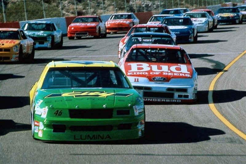 Том Круз и Николь Кидман.
«Дни грома» 90-го года, классный фильм о гонках NASCAR!
Кстати, на этих съёмках они познакомились.
Один из лучших фильмов о гонках, с реальными съёмками на «500 миль Индианаполиса»