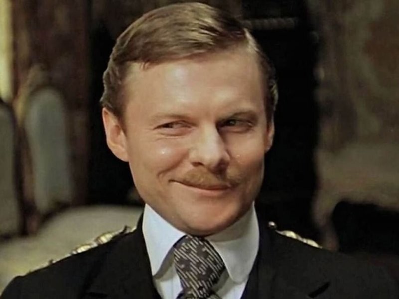 Обожаемый актёр.
Сложный и противоречивый человек, как и мы все.

Неподражаемый Фальк из «Летучей мыши»
Самый лучший доктор Ватсон.
И многое, многое, многое серьёзное и драматичное, а также лёгкое и ироничное.