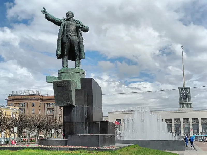 Запустят?
 Стола же нет.
 Или... чисто памятник?