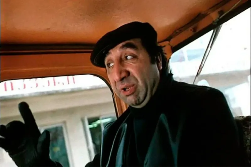 Такой умный, в повесить телевизор на уровне глаз не догадался