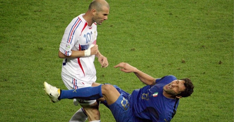 Одно слово только напрашивается… гомики.
Их бьют, а они…
Трусость гейропейцев аж зашкаливает.

Вот последний Француз в футболе