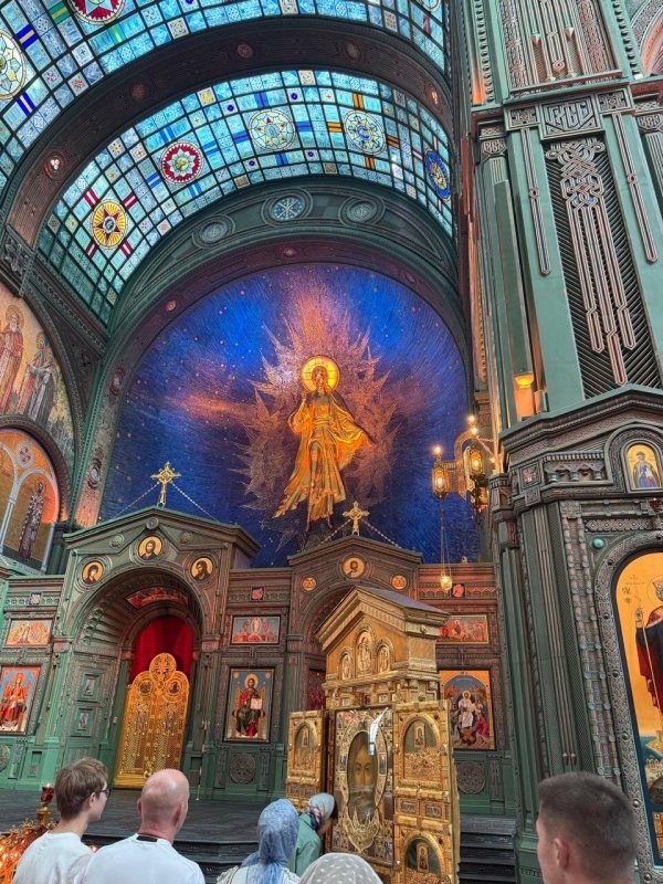 Храм Воскресения Христова над заснеженным поселком Форос, Крым