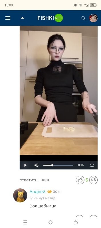 Нейро.
Склейка нескольких коротких генеративных видосов. 
Ролики обычно по 5 сек. А склейку может сделать длиннее. Тот же Grok это умеет.
Вот конкретное палево - палец правой руки.