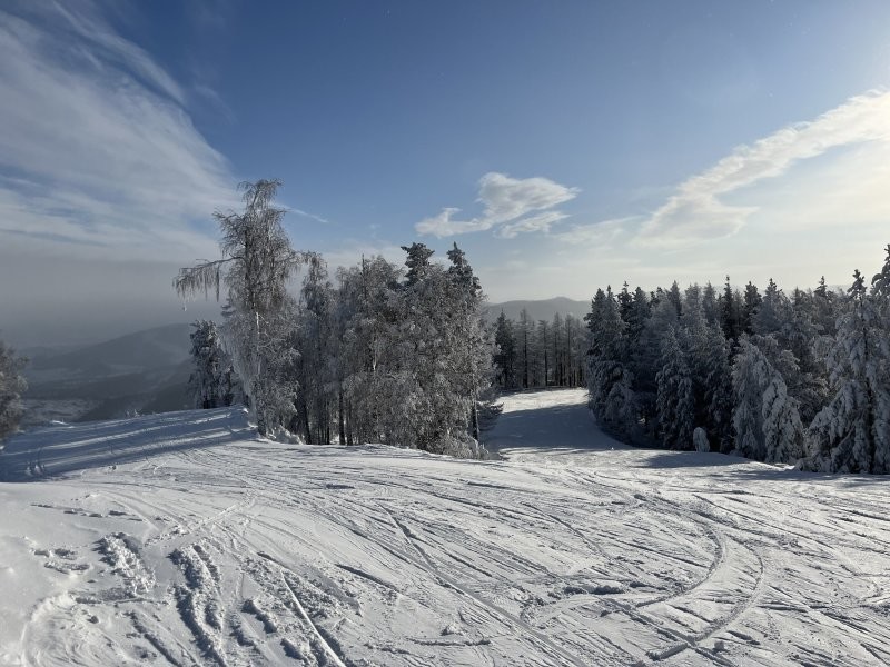 Прутся из за понятной и удобной логистики.
30 минут и выйдя из аэропорта уже в горах.
В Новый год там делать нечего.
Абзаково с 30 по 2.
Проживание на 2 с завтраком 31 тыр. Каталка для проживающих 6500х2. 
Стоянку не оплачивали, с дома отдыха на гору каждый час пазик.
31 посетили вечером аквапарк 1400х2. в НГ не тусили, 1 го в 10 стояли у подьемника. На трассах до обеда 2 го никого.