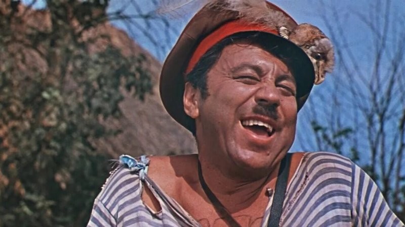 На морском песочке
Я Марусю встретил
В розовых чулочках
Талия в корсете…