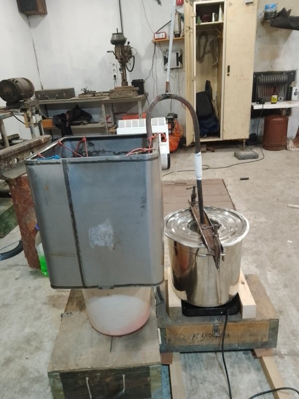 Дёшево и сердито.
3 мес. на дубовых щепках, и вполн себе!