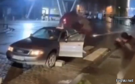 Присмотрись:
Машина стоит на переходе, нарушая правила. А под передним колесом у него какая-то фигня. И дальше начинается брусчатка.
Скорее всего, он пытался заехать "куда нельзя" и застрял.