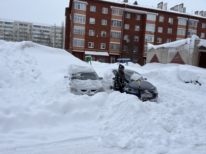 Снег уже в печенках!
Два снегоуборщика не справляются, постоянно что-то ломается.
