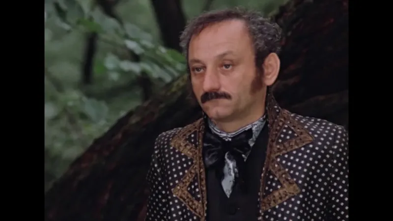 Мерзавец, а мерзавец. Ты значит здесь вместо работы латынь изучаешь.