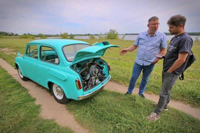 Всё правильно пузырь и закусь на капоте, а схемы они разглядывают на багажнике))))