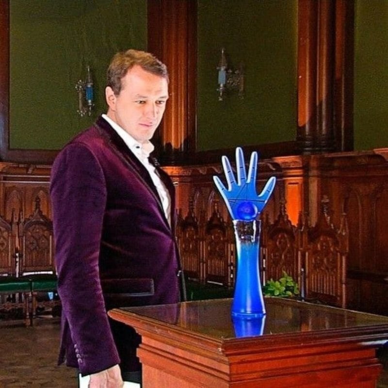 Срочно туда, побеждать.. А то проходимцы там все, а тут прям настоящая ведунья..