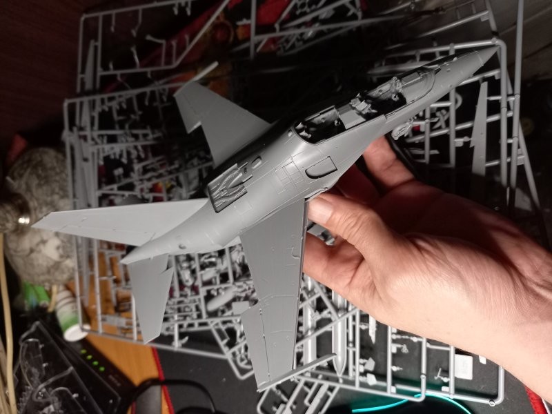 А я развлекаюсь