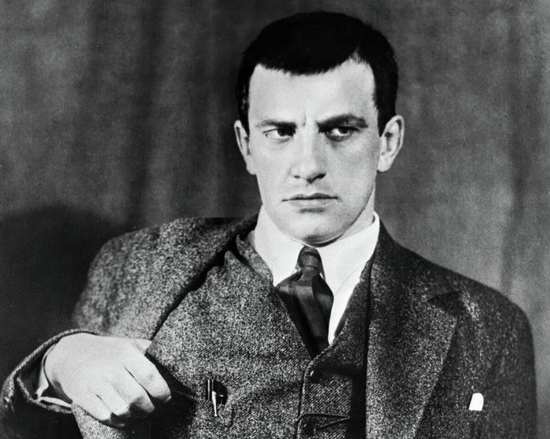 Вот эталон - Владимир Маяковский. Я в детстве его взгляд копировал. До сих пор люди шарахаются.