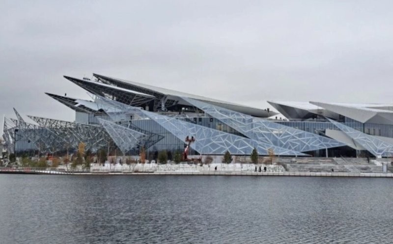 Смотришь на узоры, выступы, арки, колонны и прочее и думаю: Люди были творческие? Обожали красоту, симметрию во всём, узоры и всё внедряли в такие здания?
...и современное, типа Казанского нового театра. Это пипец. Что курили?