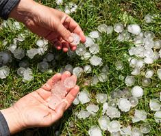 Если подойти поближе и посмотреть на землю,то можно увидеть это