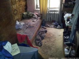 А зачем там все так красиво, и задизайнено? Да и найди дурака бомжа, который будет в билборде тусить вместо теплой канализации или труб с горячей водой? А "культурный" бомжатник обычно как-то так выглядит.