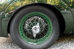 Колеса на обычной машине сами меняли? Бывает и обычная гайка прикипит, что только кувалдой по ключу отбивать, WD-40 не поможет, а до ближайшего шинмонтажа еще несколько км.
Тем более там были специальные гайки, на фото хоть оно и мелкое видно какие, её такую только кувалдой по лопастям.