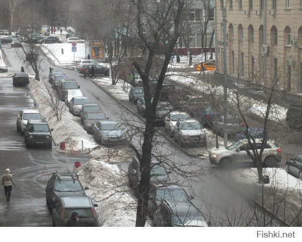 Не все водители уроды, мечтающие перекрыть вам проход по тротуару, нам просто тоже нужно место, но у нас его старательно отбирают, заставляя платить по сути за воздух. Вот к примеру кому мешает тачка с первого фото?
Хотя тут конечно подобраны и реальные долбаны перегородившие все, что можно и по поводу них, согласен с автором.

Как москвич, хочу сказать "спасибо" администрации города и Собянину лично, за проявленный профессионализм при создании неудобств для всех горожан и водителей в частности.

Раньше это была тихая улочка, по которой машины и особо не ездили. Можно было спокойно запарковаться.
Теперь, после введения платных парковок до ТТК, стало так: