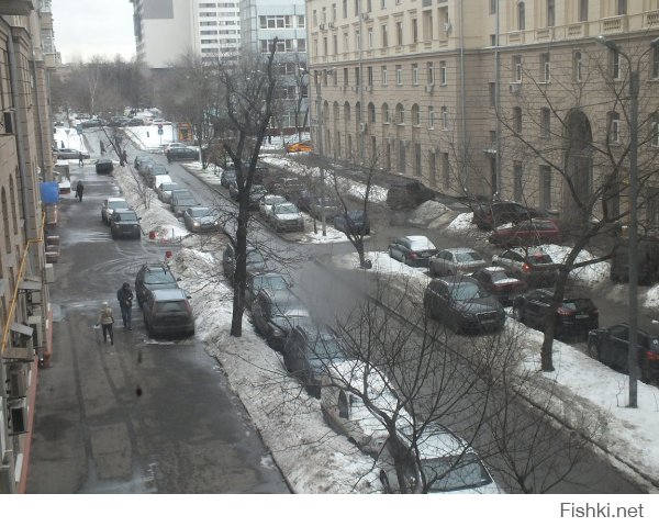 Не все водители уроды, мечтающие перекрыть вам проход по тротуару, нам просто тоже нужно место, но у нас его старательно отбирают, заставляя платить по сути за воздух. Вот к примеру кому мешает тачка с первого фото?
Хотя тут конечно подобраны и реальные долбаны перегородившие все, что можно и по поводу них, согласен с автором.

Как москвич, хочу сказать "спасибо" администрации города и Собянину лично, за проявленный профессионализм при создании неудобств для всех горожан и водителей в частности.

Раньше это была тихая улочка, по которой машины и особо не ездили. Можно было спокойно запарковаться.
Теперь, после введения платных парковок до ТТК, стало так: