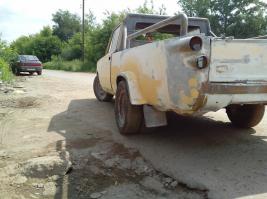 Чет на заднем мосту не равное количество колес... 
С одной стороны два колеса, с другой одно....