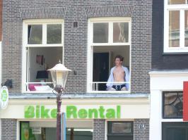 Только недавно вернулась из Амстердама.
Там много таких чудиков.
Вот этот ,например,развлекал народ устроив стриптиз у окна.