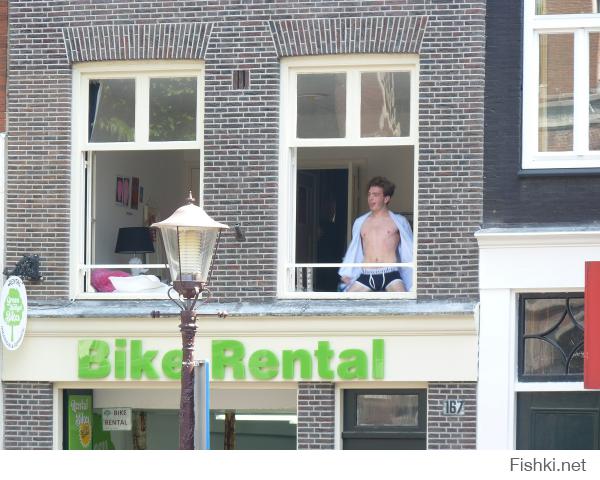 Только недавно вернулась из Амстердама.
Там много таких чудиков.
Вот этот ,например,развлекал народ устроив стриптиз у окна.