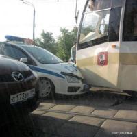 Трамвай не уступил дорогу машине ДПС !
Должен был принять вправо и пропустить !
Предъявите Права и Техпаспорт !