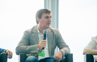 Председатель Правления ОАО «Россельхозбанк» Дмитрий Патрушев - СЫН
Никола́я Плато́новича Па́трушева.
Получил должность в Банке явно своим умом !

Дмитрий Николаевич Патрушев родился 13 октября 1977 года в Санкт-Петербурге.
В 1999 году окончил Государственный университет управления по специальности «Менеджмент». 
В 2002—2004 гг. прошел обучение в Дипломатической академии МИД России по специальности «Мировая экономика».
Доктор экономических наук.
С 1999 по 2002 гг. работал в Министерстве транспорта Российской Федерации.
В 2004 году поступил на работу в Банк внешней торговли (ОАО «Внешторгбанк», с 01.03.2007 ОАО «Банк ВТБ»).
С 2007 года занимал должность старшего вице-президента банка. 
С 26 мая 2010 года — Председатель Правления, член Наблюдательного совета ОАО «Россельхозбанк»

P.S. Никола́й Плато́нович Па́трушев — российский государственный деятель, офицер Федеральной службы безопасности России; генерал армии, Герой Российской Федерации. работал Директором ФСБ. 
С 12 мая 2008 года — Секретарь Совета безопасности Российской Федерации.