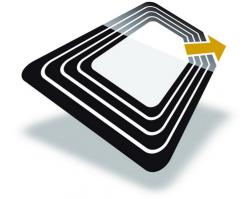 Для того, чтобы узнать какие карманные карты у игроков, видео камеры уже не нужны !
В карты вклеиваются RFID метки, о под тканью в разных местах устанавливаются приёмники.
Кстати, во всех публичных видео трансляциях турнирах Мировой Серии Покера 2013, показывали все карманные карты игроков с применением этого способа.
По заявления организаторов Мировой Серии, карты с идентификационными чипами будут использоваться только турнирах, транслируемых через «основной» канал. Помимо этого, все транслируемые сдачи будут передаваться на экраны с 30-минутной задержкой, дабы исключить возможность утечки актуальной информации о текущем розыгрыше – из зрительской секции обратно за столы.
Так что с профессионалами за их столы лучше не садится.