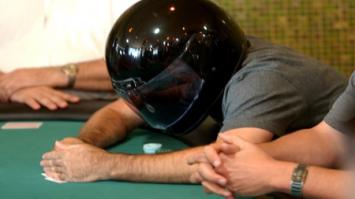 Лучшая маскировка эмоций, при удачной раздаче и блефе !