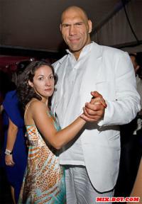 Коля со своей женой. Кто же у них в кровате сверху ?