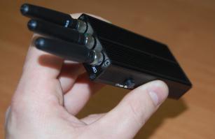 Есть решение этой проблемы !  Портативная Глушилка !
Моя не очень мощная, но в пределах прямой видимости, т.е. в Кафе, Маршрутке, дома с друзьями и на Работе, включаю и сразу находится, что обсудить, например почему не работает Мобильная связь и даже 3G интернет !
С зависшими в Интернете Девушками не раз знакомился !
P.S. Моя Глушилка 3-х диапазонная GSM + CDMA + 3G.