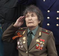 Да он ещё и Герой Советского Союза и Орден Ленина ниже и правее висит. Это ряженый 100%.
На этой ряженой три ордена Отечественной войны: есть только одна женщина, награжденная тремя такими орденами — но не эта.
