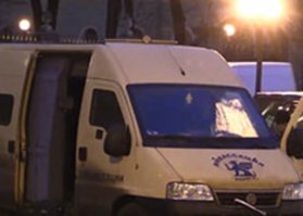 В боковое зеркало заднего вида ничего в темноте не рассмотреть.
На фотке СберБанковский броневичок-с.
У Росинкас другой логотип, но полоса зелёная.