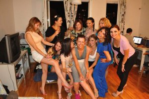 Девушки, Женщины и даже Бабушки в компании на посиделках обращаются ко всем... ДЕВОЧКИ или Девчёнки !!!