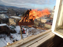 Мини-барбекюшница для шашлыков на балконе НЕ покатит, т.к. даже уголь придётся сначала разжечь, лучше применить телескопический Мангал !!!