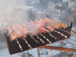 Мини-барбекюшница для шашлыков на балконе НЕ покатит, т.к. даже уголь придётся сначала разжечь, лучше применить телескопический Мангал !!!