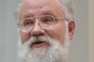 Чуров рассказал о безуспешных попытках пересесть с BMW на УАЗ.

Глава Центральной избирательной комиссии Владимир Чуров в эфире «Русской службе новостей» заявил, что стремится пересесть со служебного BMW седьмой серии на УАЗ «Патриот». Однако, по словам Чурова, ему не удается уговорить на это лиц, принимающих решения.

«Я выступаю за то, чтобы мы ездили на отечественных автомобилях», — сказал он.