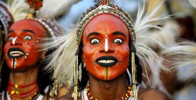 Мужчинки из племени Wodaabe.

Вот что с мужчинами делает Сахара !