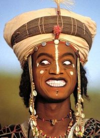 Мужчинки из племени Wodaabe.

Вот что с мужчинами делает Сахара !